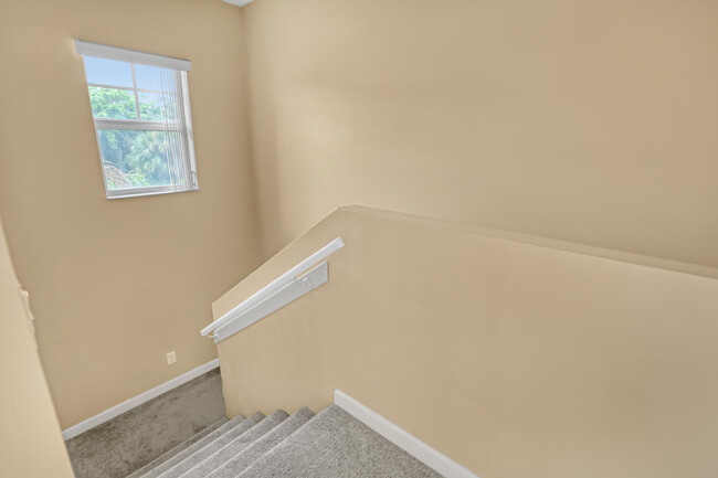 Building Photo - 2548 Creekside Dr