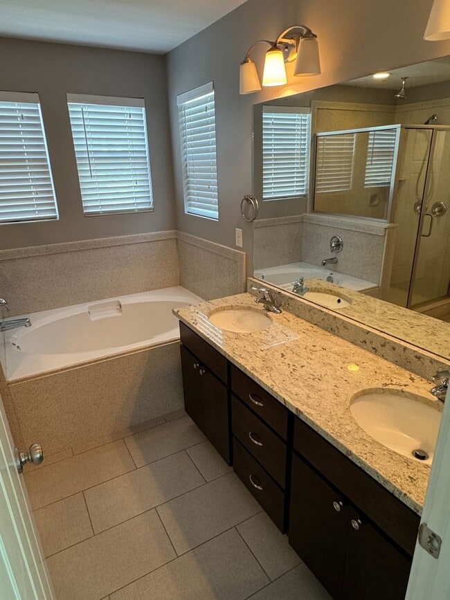 Building Photo - Beautiful 3 bedroom 2 1/2 bath townhome