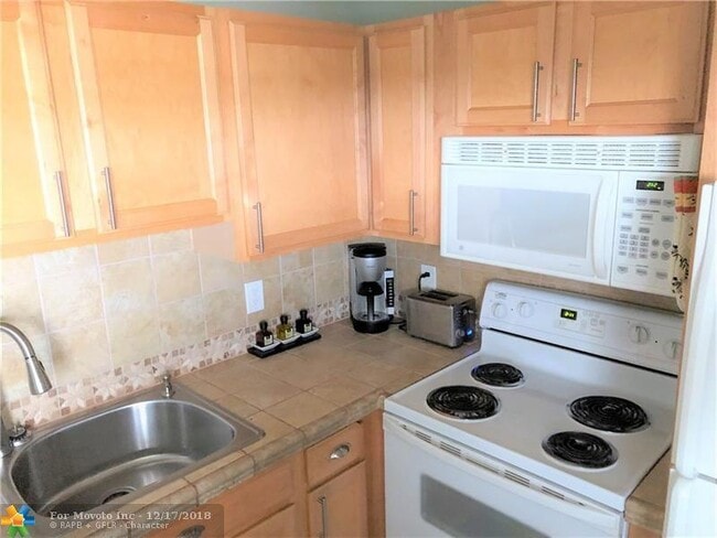 Building Photo - 2515 NE 1st Ct