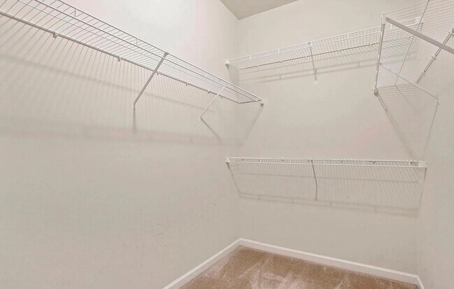 Building Photo - 3 Level END UNIT townhouse in Market Squar...