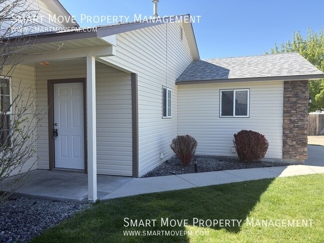 Building Photo - 981 E Blue Heron St