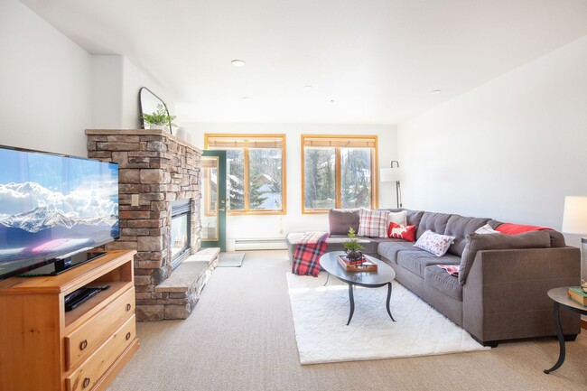 Building Photo - Evolve Real Estate: 6 Mos Lease Only Large Fully Furnished Condo Walking Distance to Keystone Vil...