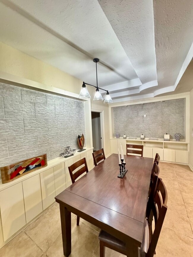 Building Photo - 111 Larga Vista Dr