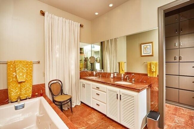 Building Photo - 4 Bedroom 3.5 Bath  Home in La Jolla