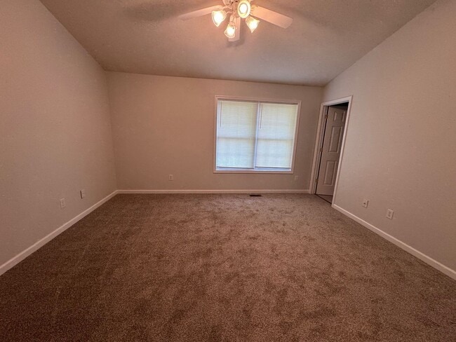 Building Photo - Brick End Unit Home in Taylor Springs NEW LVP FLOORING