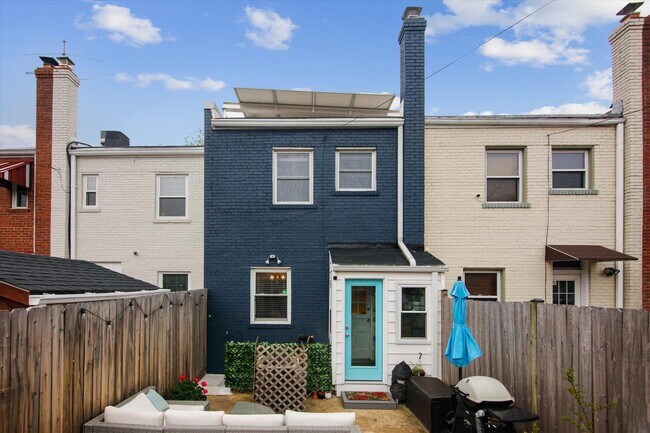 Building Photo - 1334 Downing St NE