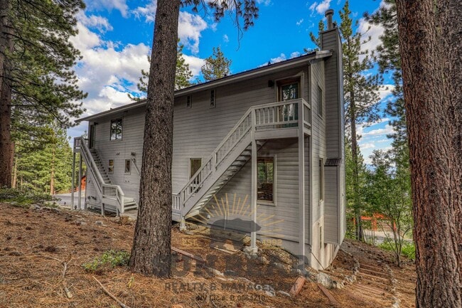Building Photo - Beautiful Home w Peek Lakeview!