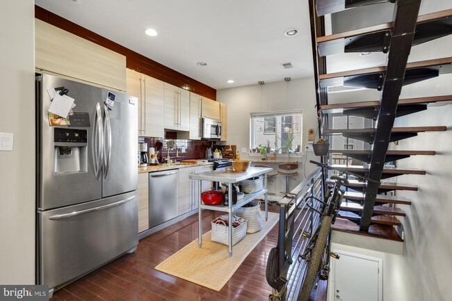 Building Photo - 221 W Girard Ave