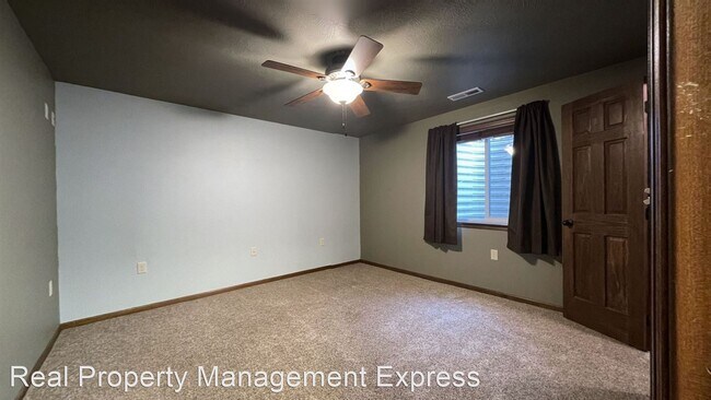 Building Photo - 4 br, 2 bath House - 426 N Perry Ln