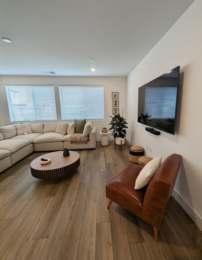 Building Photo - Beautiful and Spacious 4BR 3BA Home in Roseville