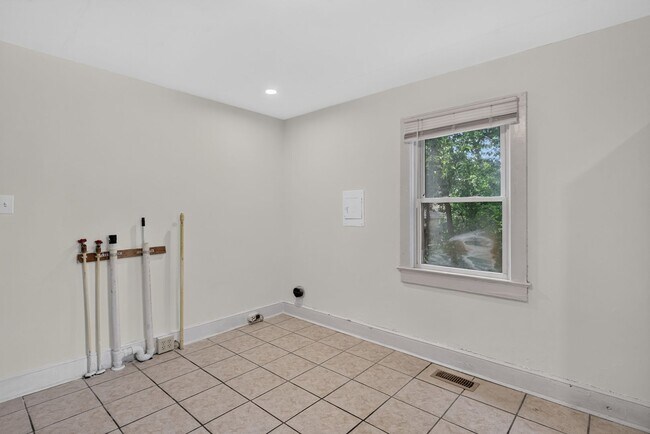 Building Photo - Olympia Rental Available Now!