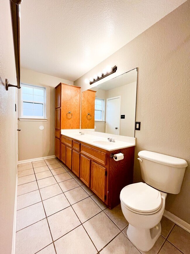 Building Photo - 1213 Cinch Dr