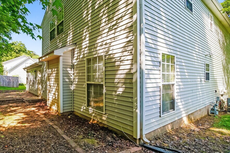 Building Photo - 105 Sweetbriar Ct