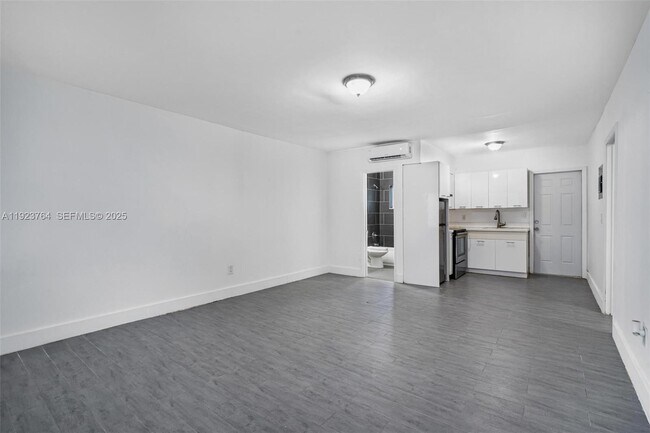 Primary Photo - 730 NE 128th St