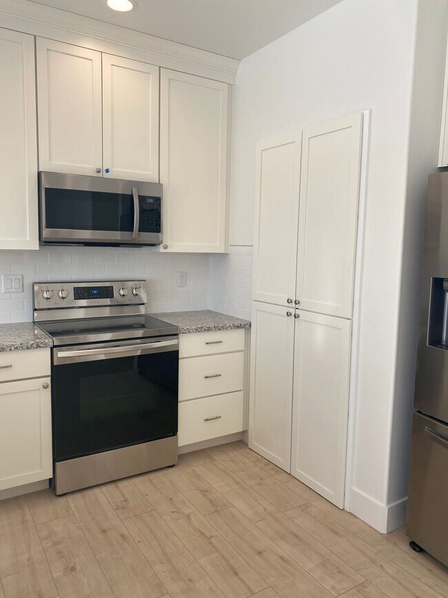Building Photo - 3 bed 1 additional office space and 2.5 ba...