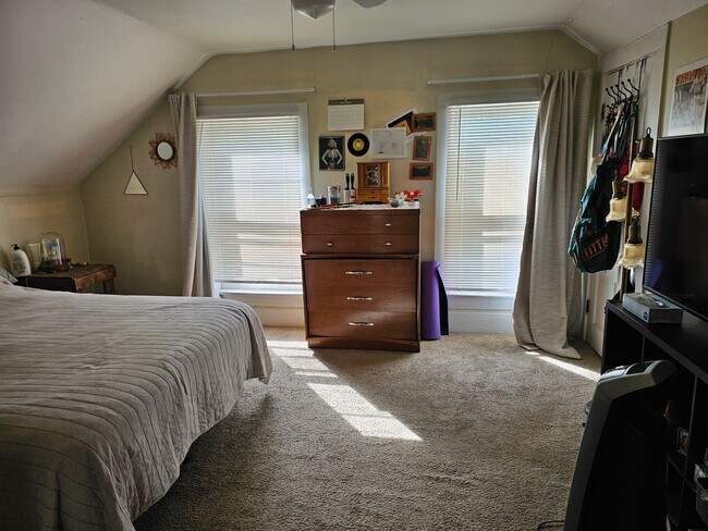 Building Photo - 4 bedroom House Close to U of M! Leasing f...