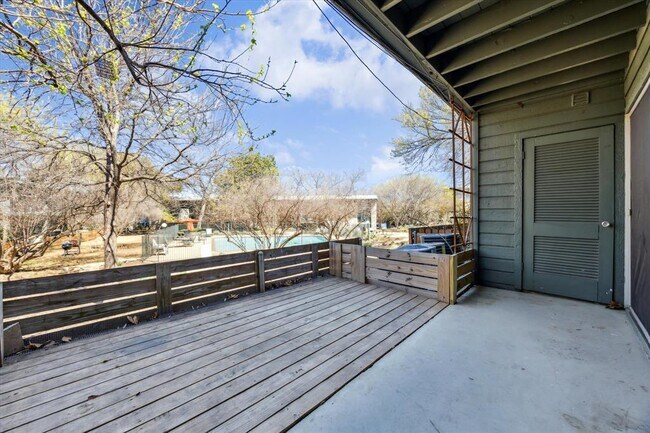 Building Photo - 1304 Mariposa Dr