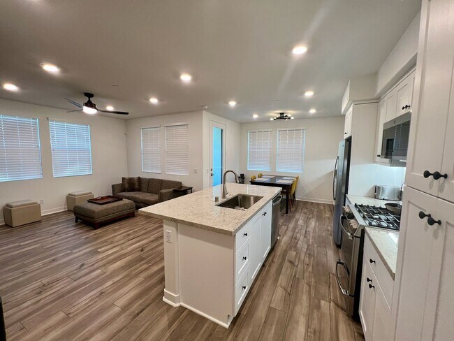 Building Photo - 2 bed 2bath w/attached garage, Pet-friendl...
