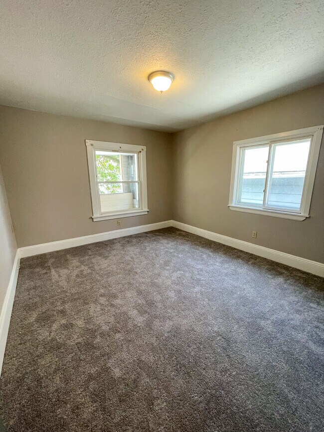 Building Photo - 2053 Robin St