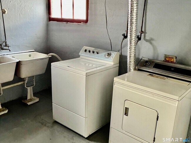 Building Photo - 302 Quaker Ln N