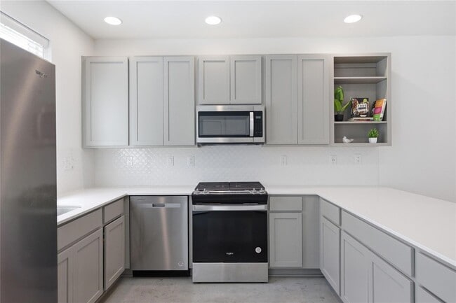 Building Photo - 814 N Bluff Dr