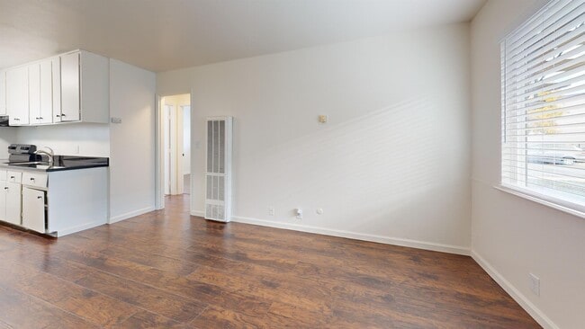 Building Photo - 1558 Bridge St