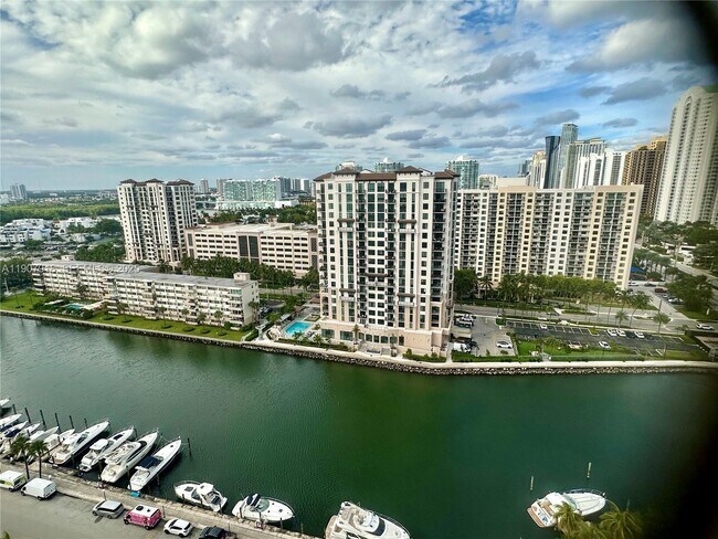 Building Photo - 100 Bayview Dr