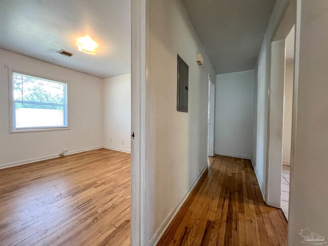 Building Photo - 3631 Forest Glen Dr