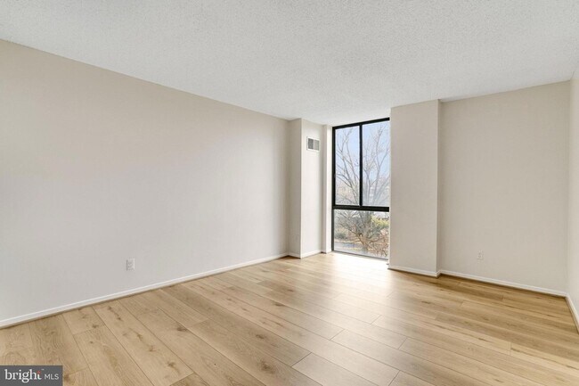 Building Photo - 2300 Pimmit Dr