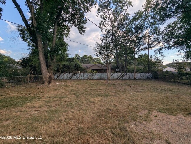 Building Photo - 1435 Vicksburg Dr