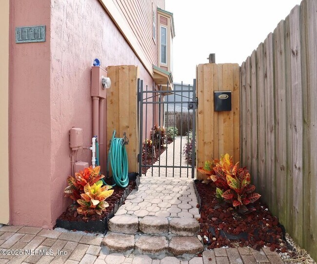 Building Photo - 1111 1st St N