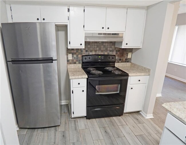 Building Photo - 291 Country Club Dr