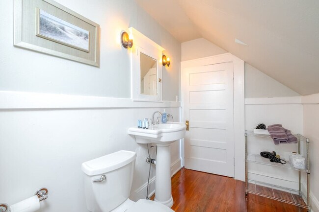 Building Photo - 406 NE 7th Ave