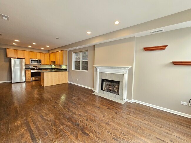 Building Photo - 1069 N Marshfield Ave