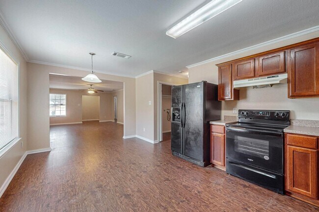 Building Photo - Charming 3-Bedroom Home on Treed Cul-de-Sa...