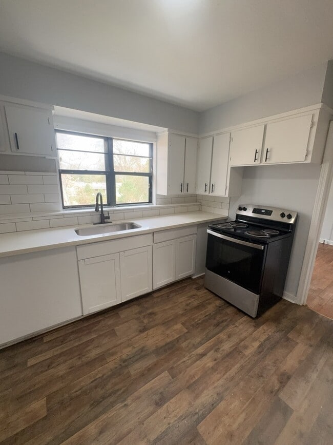 Building Photo - 320 Lawrence Rd