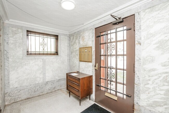 Building Photo - 1347 E Hyde Park Blvd