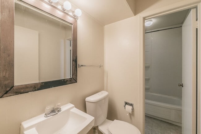 Building Photo - Charming Downstairs Apartment in the Heart of the Cultural District!