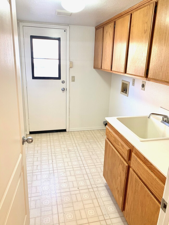 Building Photo - Spacious 4BD/2.5BA Home in Chula Vista - $4,295/mo!!