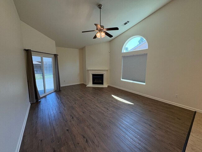 Building Photo - Immaculate NW Visalia home for rent!