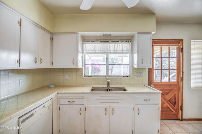 Building Photo - 8235 E Virginia Ave