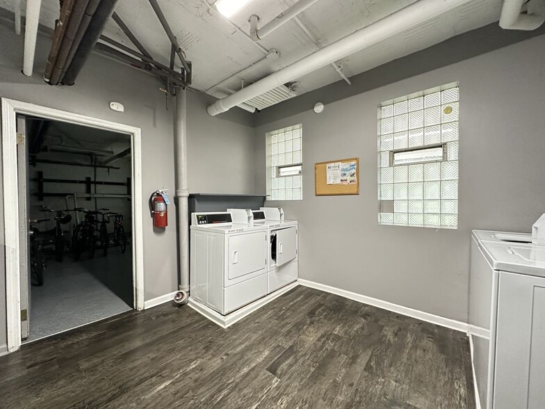 Building Photo - 5517 N Kenmore Ave