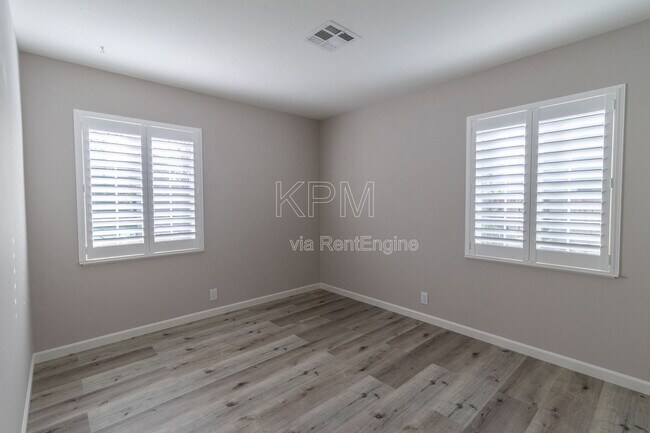 Building Photo - 218 E Longview Ave