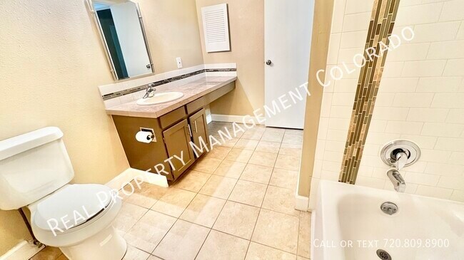 Building Photo - Freshly Updated Condo in Highline Meadows