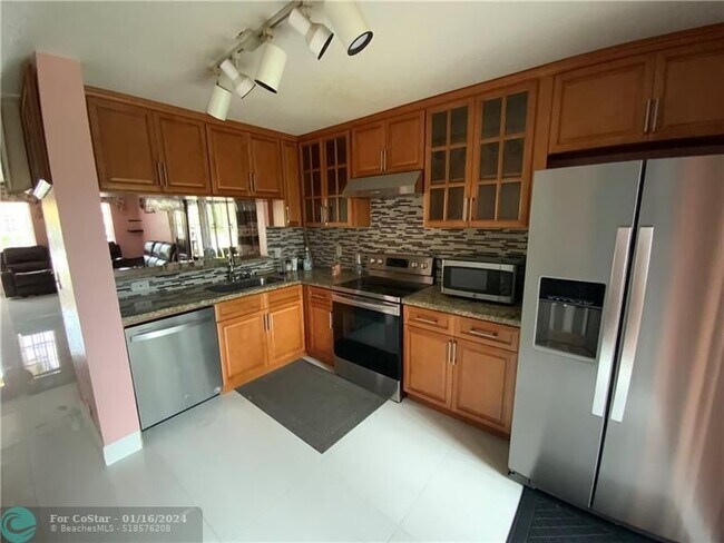 Building Photo - 6742 Sienna Club Dr