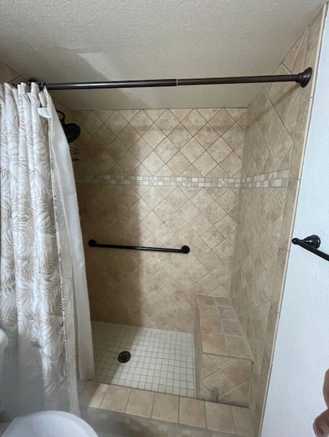 Building Photo - Ground level 2-bedroom 2-bathroom unit loc...