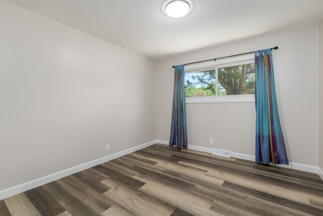 Building Photo - 5 bedroom 2 bath rental
