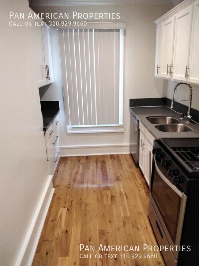 Building Photo - 447 1/2 W 4th St-A