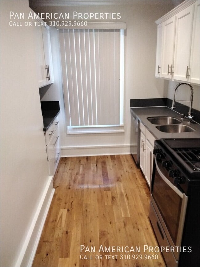 Building Photo - 451 W 4th St