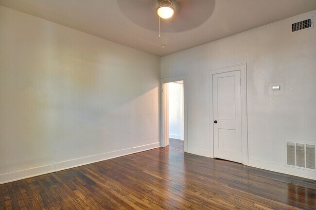 Building Photo - Near Southside Downstairs Duplex